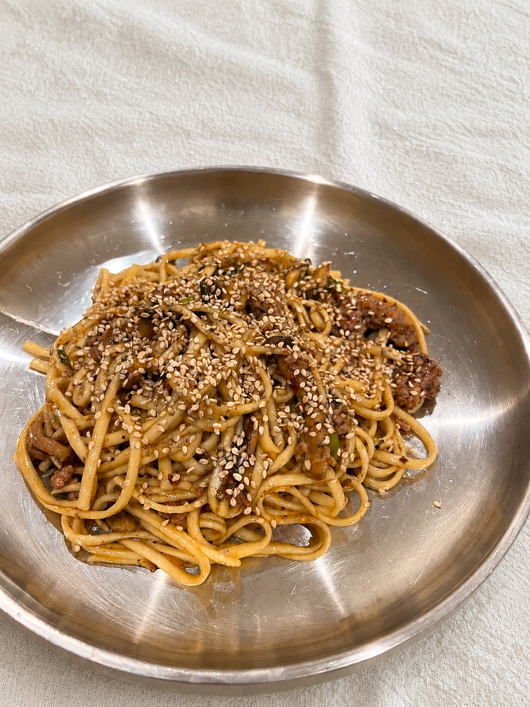 Sticky udon met champignons